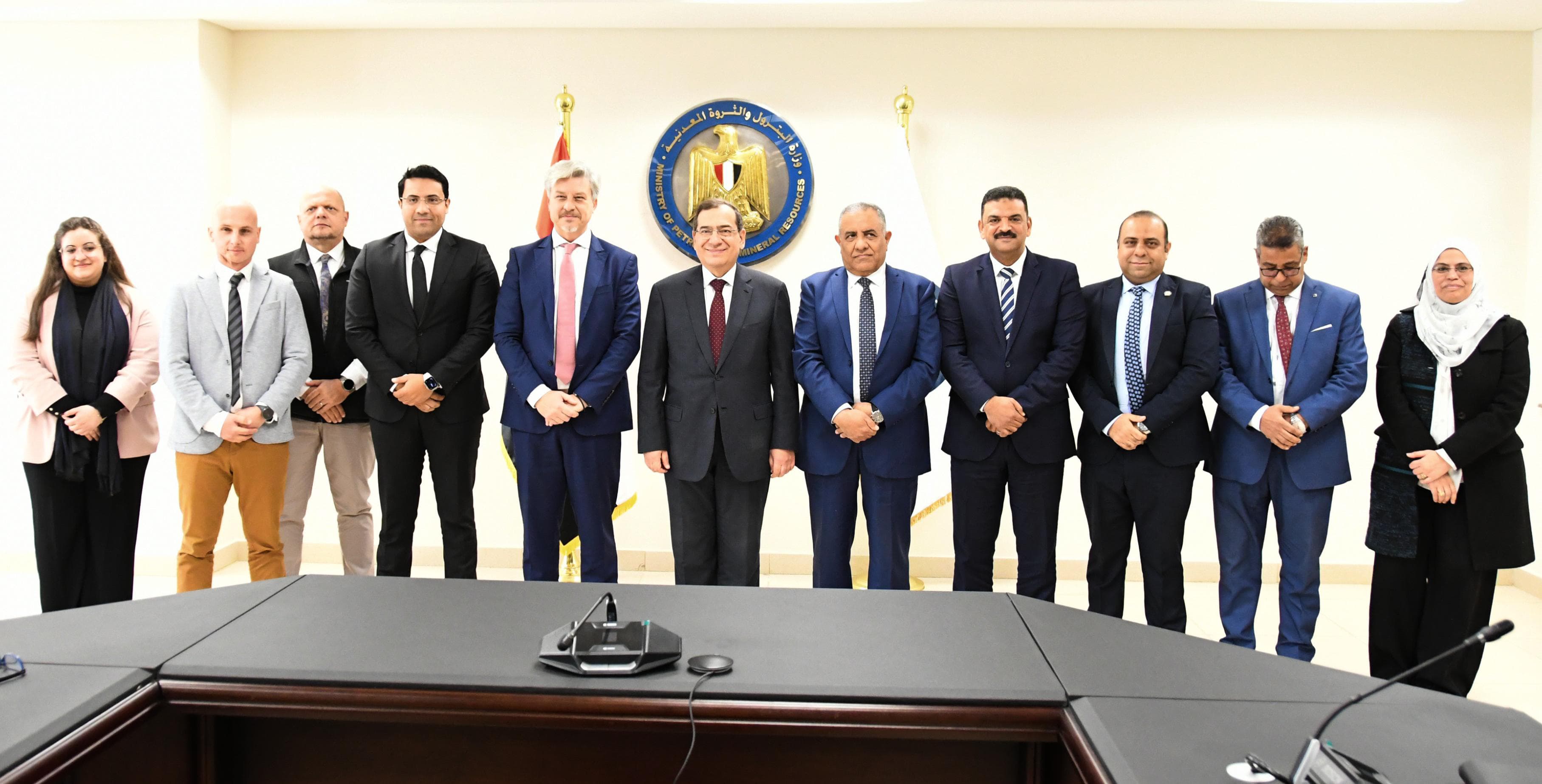 البترول توقع عقداً مع كندا لاستغلال الذهب والمعادن بالصحراء الشرقية